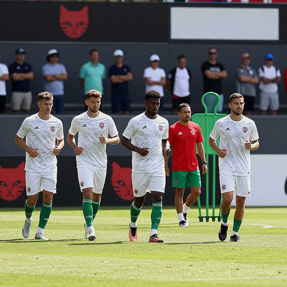 V-League và cơn sốt chuyển nhượng 2026: Khi sân cỏ vắng khách, sổ sách vẫn nhộn nhịp V-League và cơn sốt chuyển nhượng 2026: Khi sân cỏ vắng khách, sổ sách vẫn nhộn nhịp
