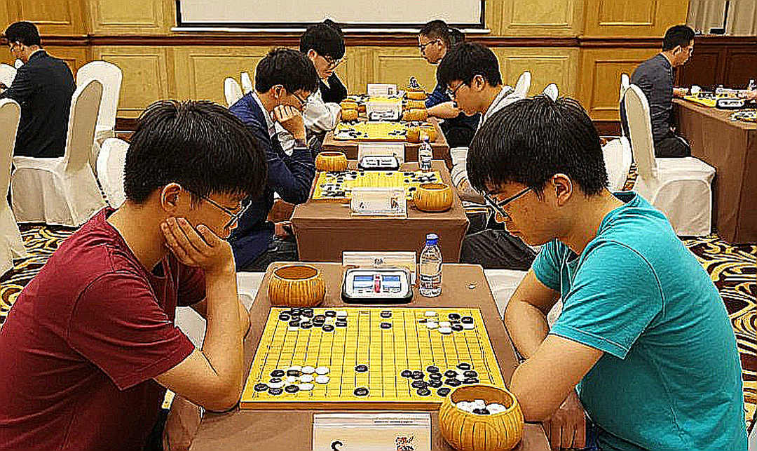 Elephant Gambit 1.e4 e5 2.Nf3 d5!? và khoảng trống dữ liệu sau tiêu đề 'Woodward hạ Caruana'