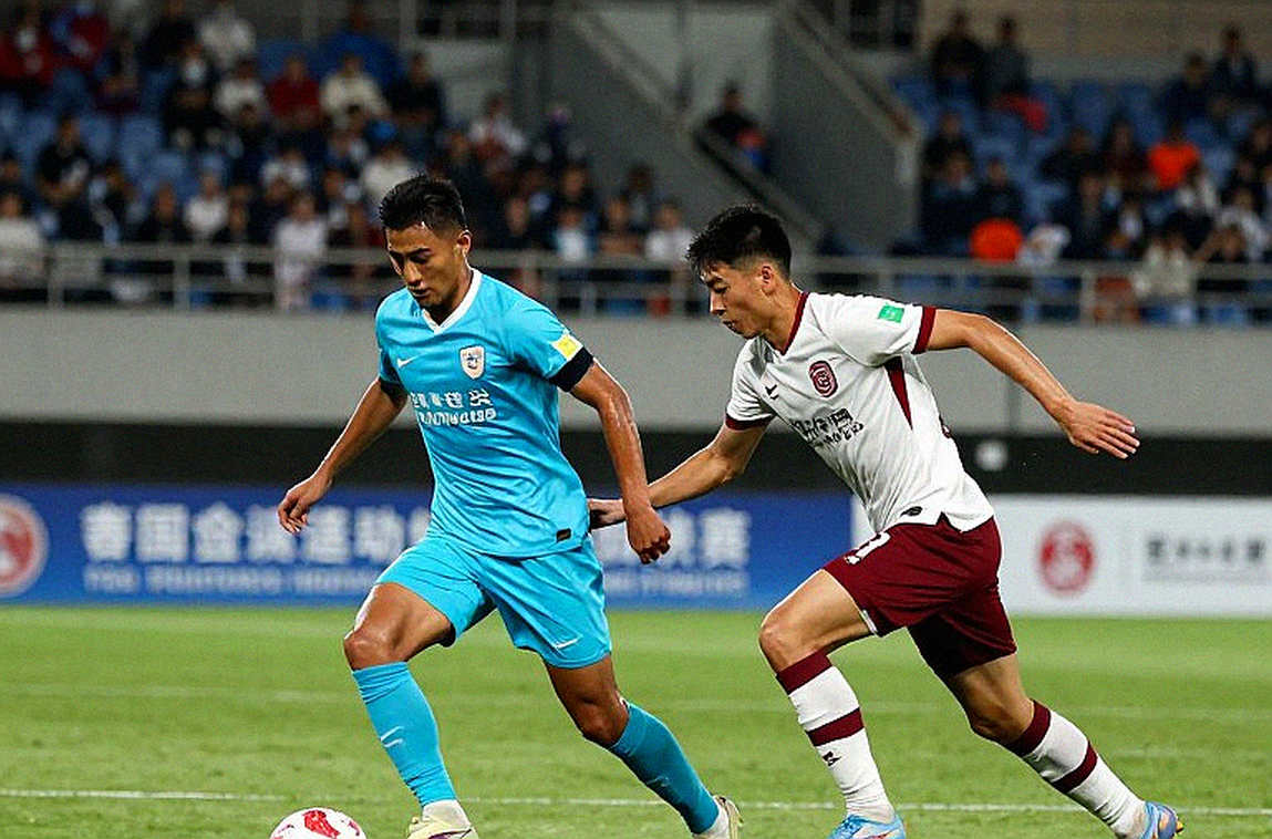 Five Shadows and a Hole in Midfield: Vietnam Choose 5-3-2 Against Thailand Five Shadows and a Hole in Midfield: Vietnam Choose 5-3-2 Against Thailand
