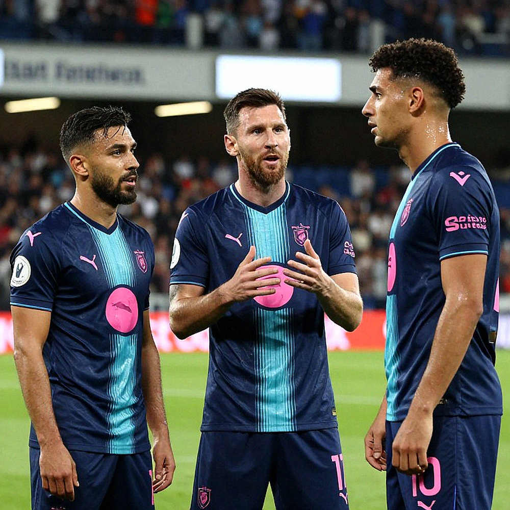 Hugh Jackman Đang Đàm Phán Mua Cổ Phần Norwich, Đối Thủ Ryan Reynolds Trong Cuộc Đẩy Mạnh Premier League Hugh Jackman Đang Đàm Phán Mua Cổ Phần Norwich, Đối Thủ Ryan Reynolds Trong Cuộc Đẩy Mạnh Premier League