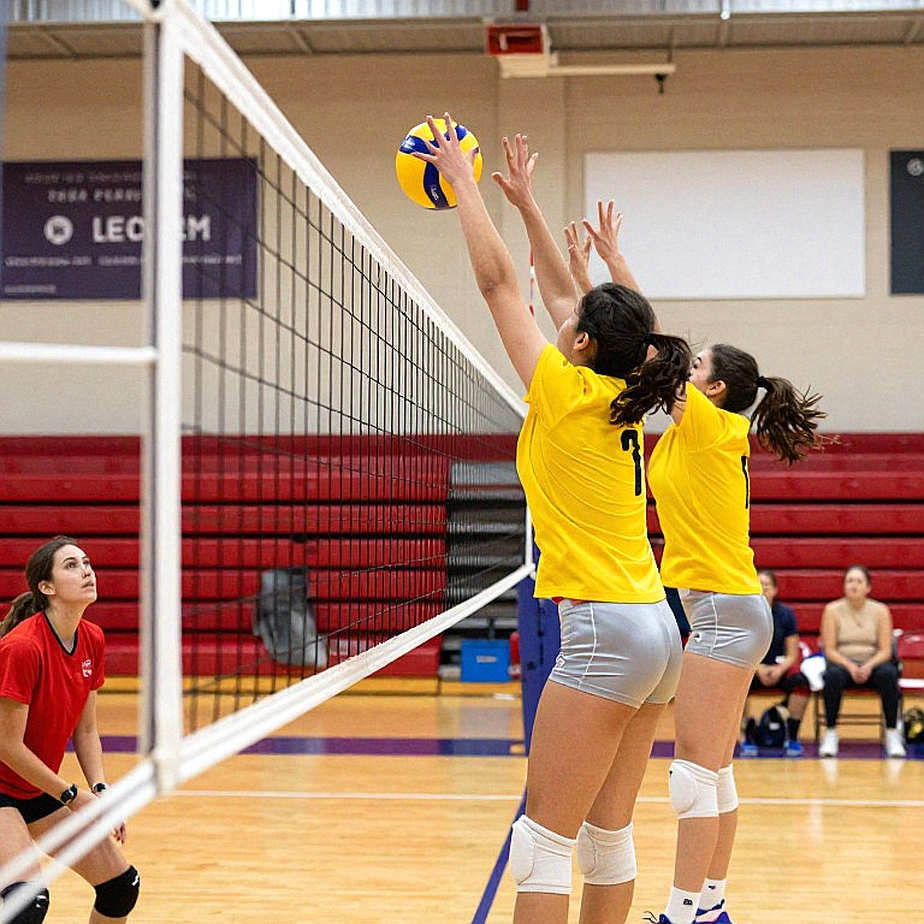 Kentucky đánh bại Louisville 3-1 tại Battle of the Bluegrass: khi set đầu .079 biến thành set hai .420