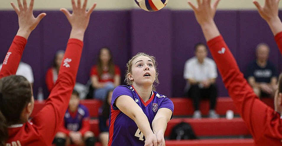 Nebraska quét Creighton 3-0: hiệu suất .444, bốn pha giao bóng ăn điểm và cột mốc 15.405 khán giả